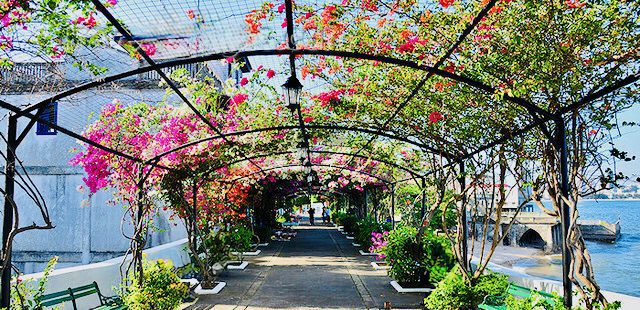 Panama City's Paseo de las Bóvedas